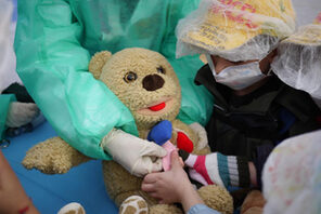 Behandlung eines Stoffteddybärs in der Teddyklinik © Fachschaft Medizin Mainz