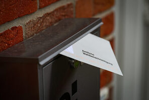 Briefkasten in dem eine Amtliche Wahlbenachrichtigung steckt &copy; AdobeStock / KrischiMeier