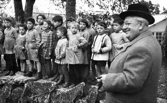 Dem Mainzer Oberbürgermeister Stein gefällt's: Waisenkinder aus Dijon singen ein Ständchen (1957)