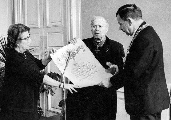 Das Engagement wird weitergetragen: Kanonikus Kir übergibt die Ehrenbürgerschaft-Urkunden dem neuen Oberbürgermeister Jockel Fuchs 1967