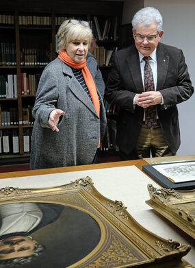 Ellen Weiser und der Feuerwehrhistoriker H.-P. Plattner vor dem Porträt von Carl Weiser