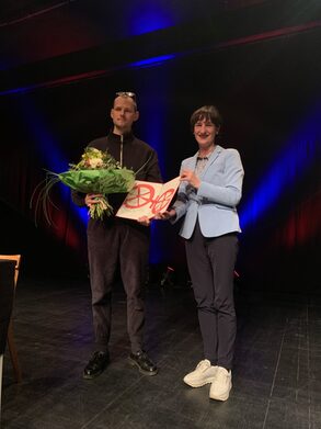 Roman Paul Widera erhielt den ersten Preis, mit einer Urkunde und Blumen von Kulturdezernentin Marianne Grosse.