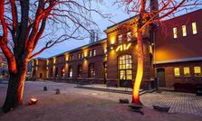 Gebäude JUZ von außen am Abend