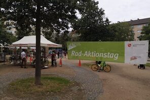 Foto des Radktionstages-Banners auf dem Frauenlobplatz © fahrRad Büro