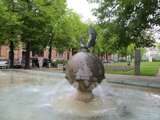 Erfrischend plätschern einige Mainzer Brunnen, darunter auch der Fischtorbrunnen.