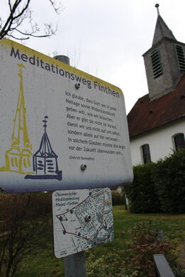 An der evangelischen Kirche ist eine Station des Meditationswegs.