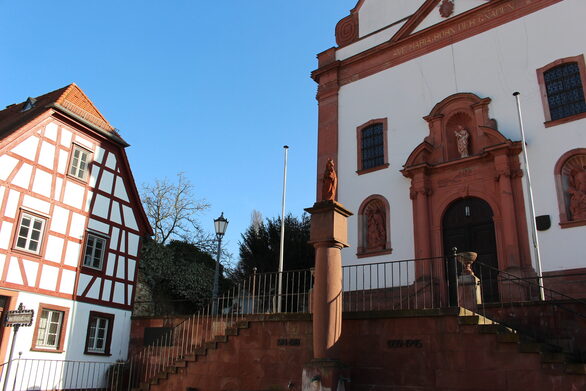 Die katholische Kirche steht mitten in Marienborn.