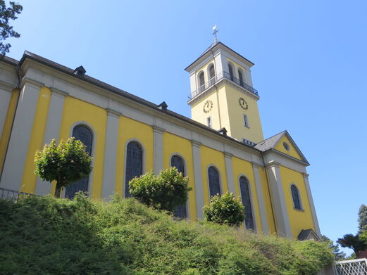 Die katholische Kirche von Weisenau ist weithin sichtbar.
