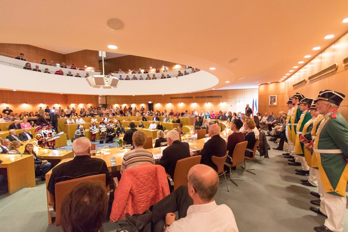 Salle du conseil remplie