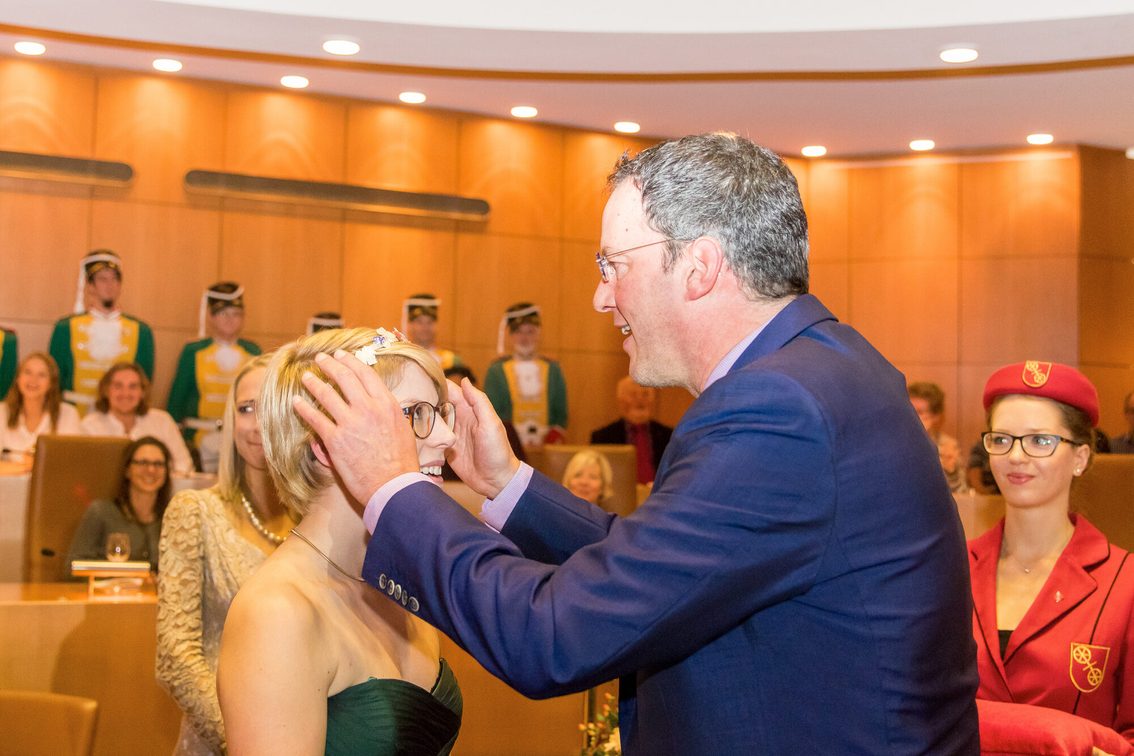 Michael Ebling, maire de la ville, pose la couronne de princesse du vin sur la tête de Malenka Stenner
