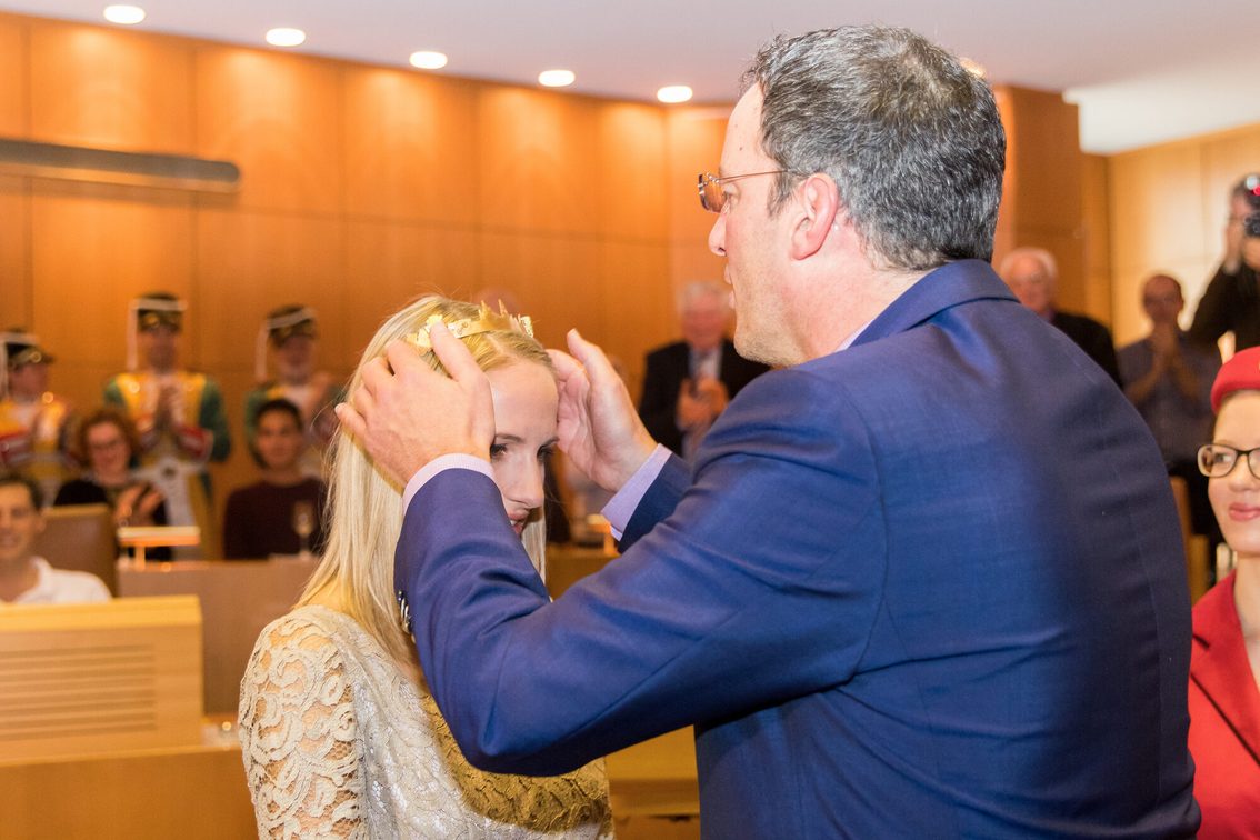 Le maire Michael Ebling pose la couronne de reine du vin de Mayence sur la tête de Sabrina Möhn