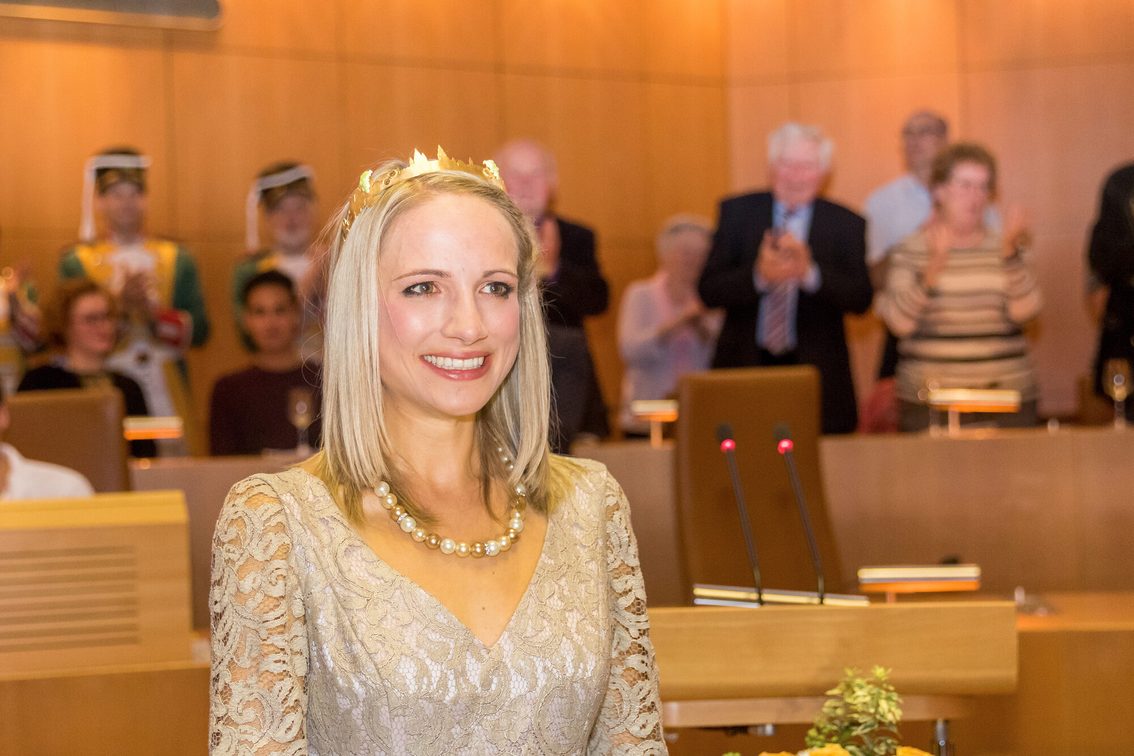 La reine du vin de Mayence Sabrina Möhn, fraîchement couronnée