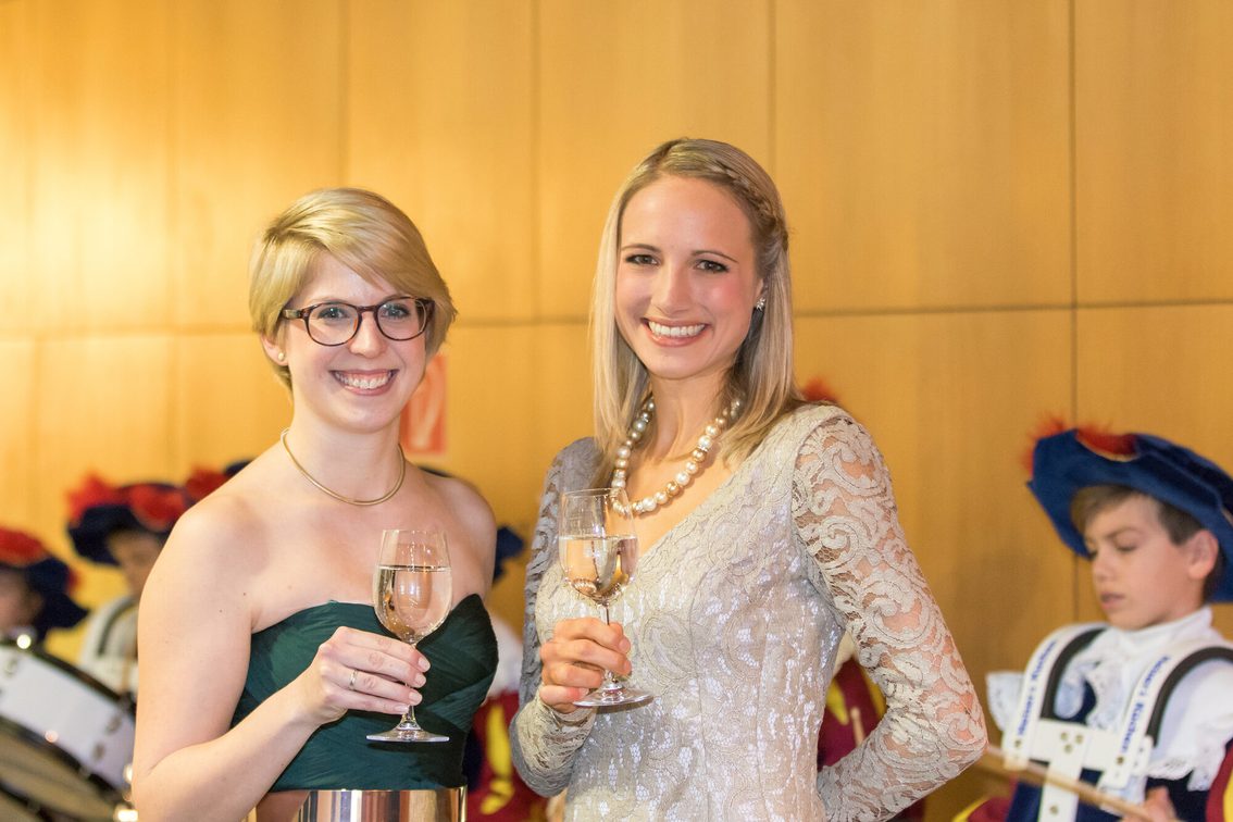 La princesse du vin de Mayence Malenka Stenner et la reine du vin de Mayence Sabrina Möhn