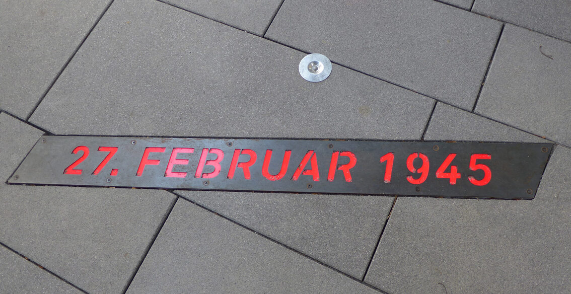 Inschrift auf dem Boden im Innenraum des Mahnmals St. Christoph