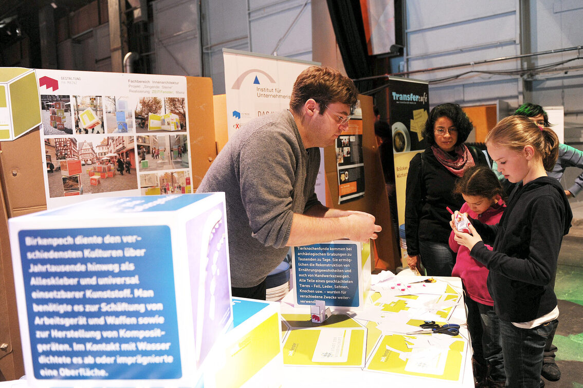 Besucherinnen am Infostand des Projekts zeit.fenster