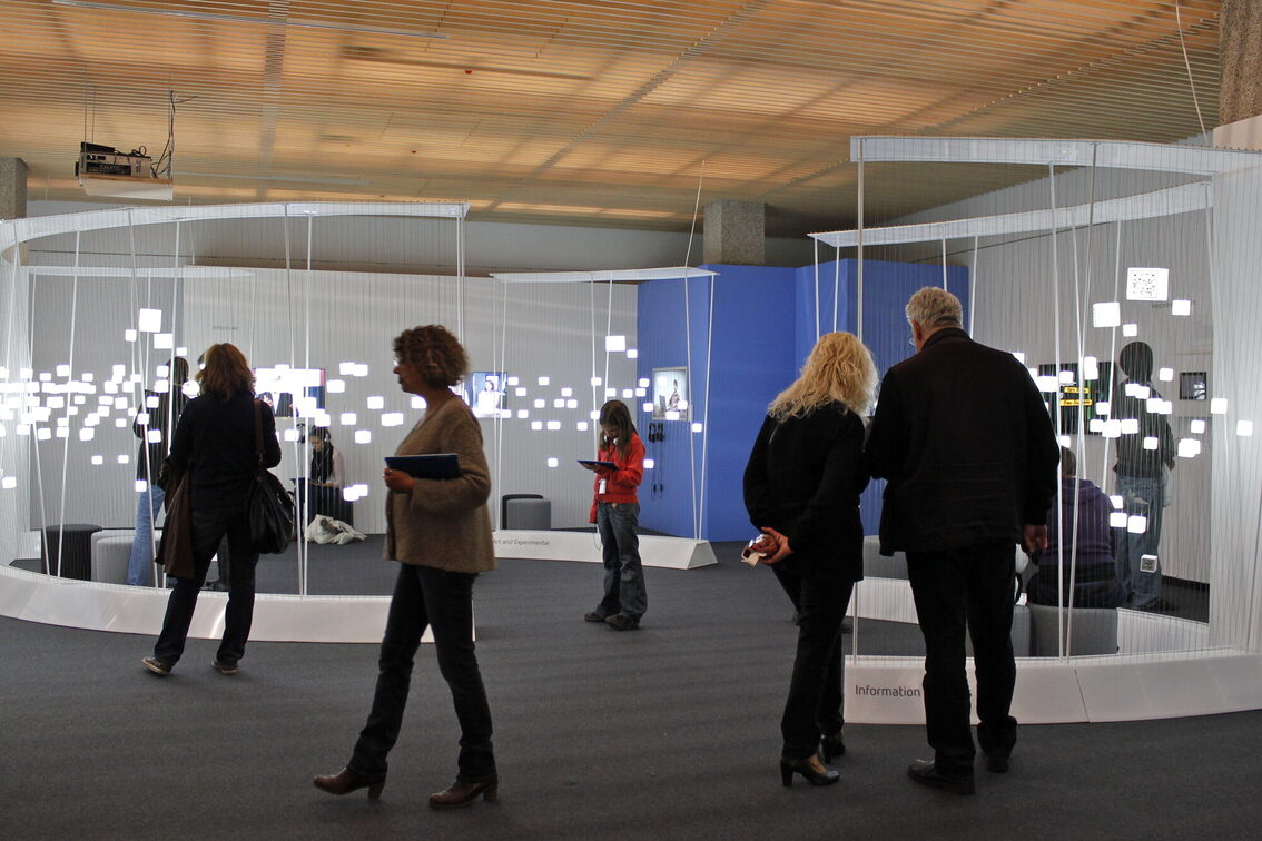 Besucherinnen und Besucher in der Ausstellung "Moving Types"