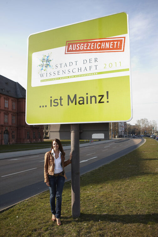 Schild mit der Aufschrift: Stadt der Wissenschaft 2011 ... ist Mainz