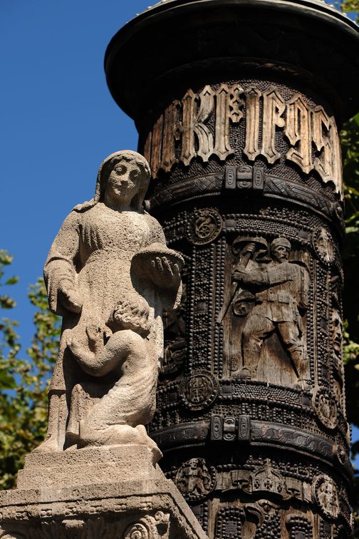 Dettaglio della colonna di chiodi in Liebfrauenplatz