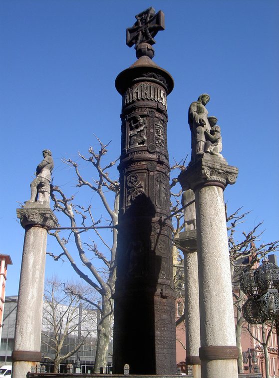Colonna di chiodi davanti a un cielo blu