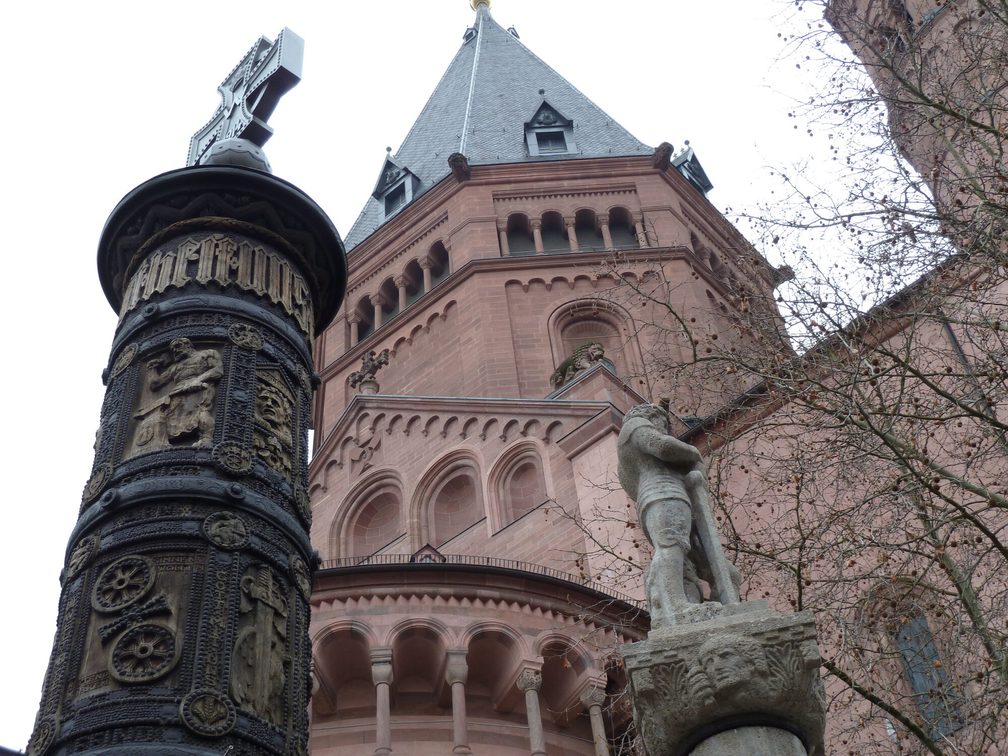 Colonna di chiodi davanti alla cattedrale