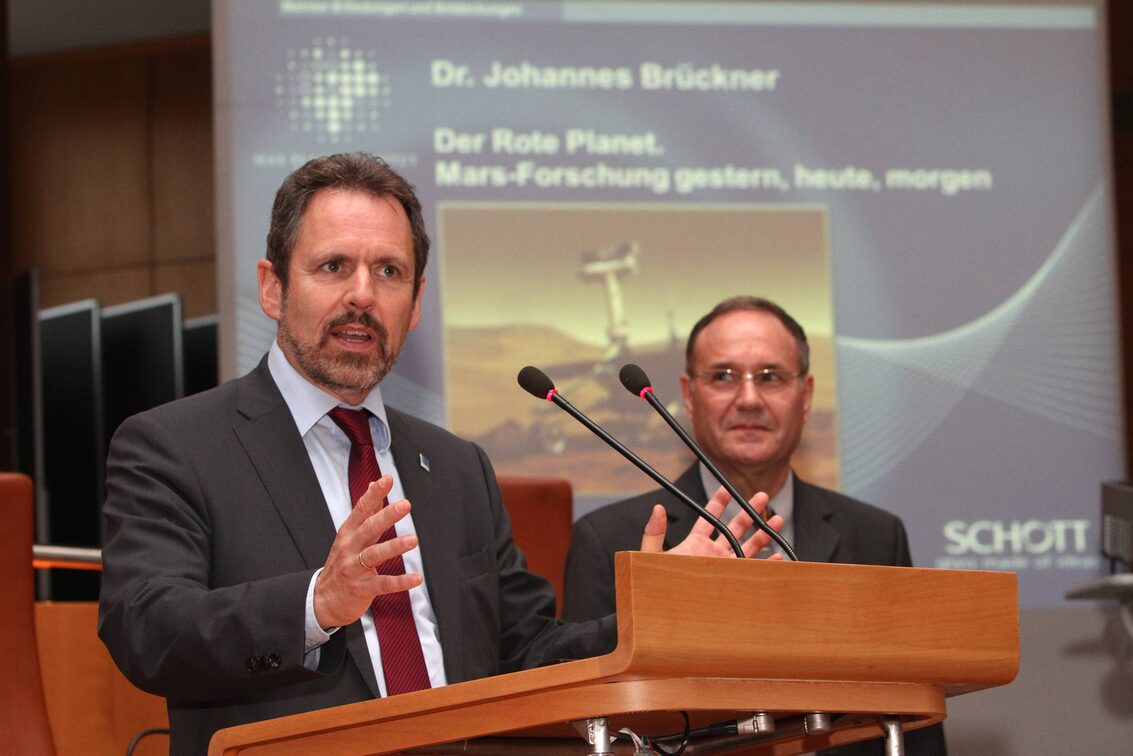 Professor Johannes Bürckner hält einen Vortrag über den Mars.