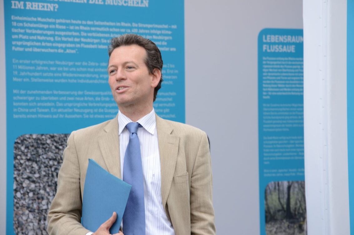 Dominik Kimmel vom RGZM in einem der zeit.fenster-Würfel