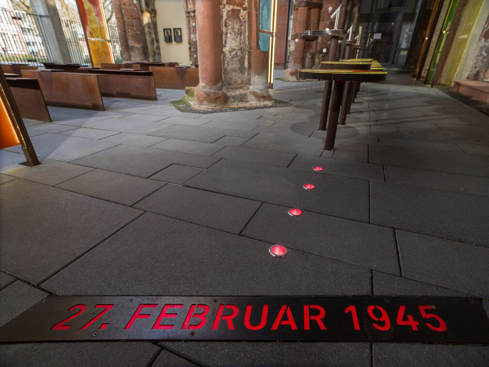 Inschrift auf dem Boden im Innenraum des Mahnmals St. Christoph