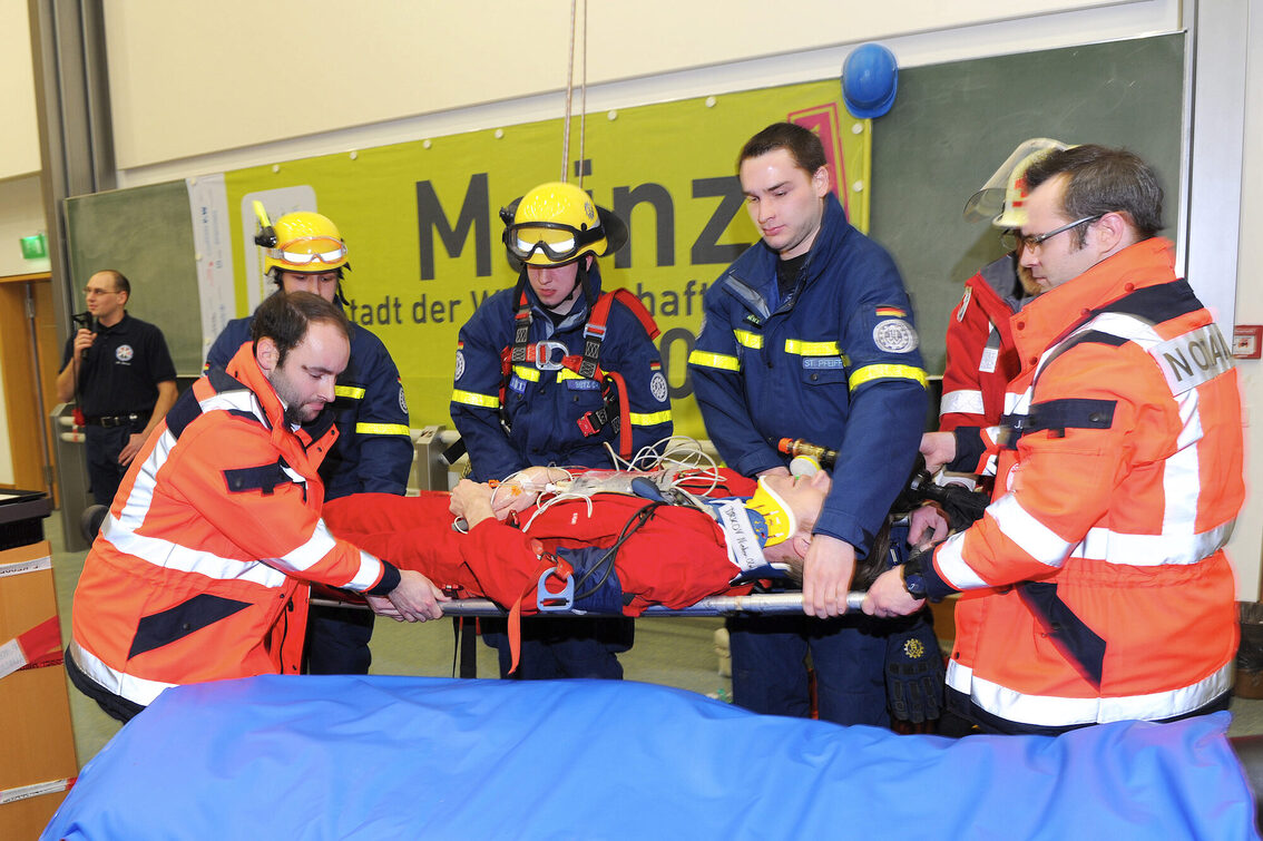 Vorführung des Verhaltens im Notfall