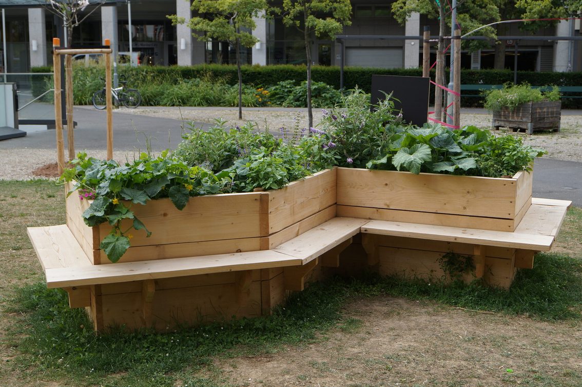 Jardinage urbain sur la place Romano-Guardini