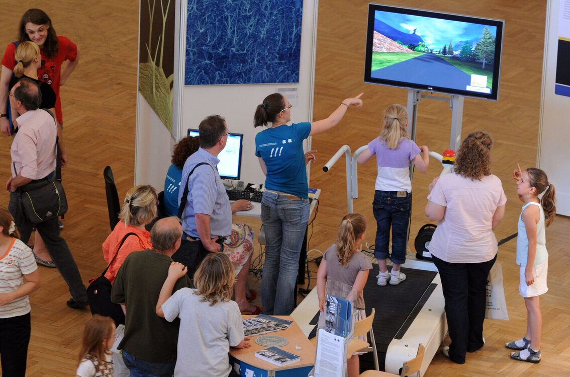 Besucherinnen und Besucher des Wissenschaftssommers