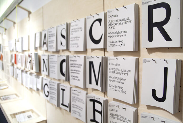 Zettel mit Buchstaben in der Typographie-Ausstellung im Gutenberg-Museum