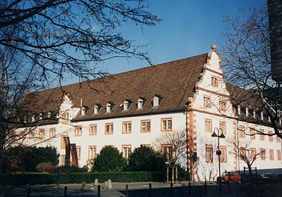Widok na zachodnie skrzydło główne z trzykondygnacyjną wieżą obrotową