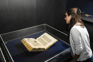 Eine der beiden Gutenberg-Bibeln im Tresorraum der Dauerausstellung.