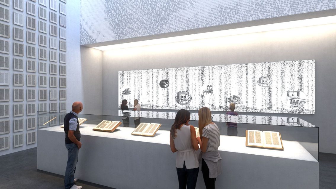 Zona de exposición de las Biblias de Gutenberg con visitantes.