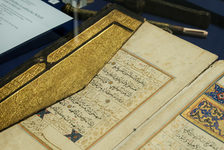 Bildergalerie Gutenberg-Museum "Ostasien Islam"  A thirtieth part (djuz) of the Quran as a daily reading portion. Fully gilded leather cover with flap, 16th century.