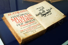 Bildergalerie Gutenberg-Museum "Ostasien Islam"  Quran published by Abraham Hinckelmann 1694 in Hamburg, Germany. The Arabic title is a woodcarving.