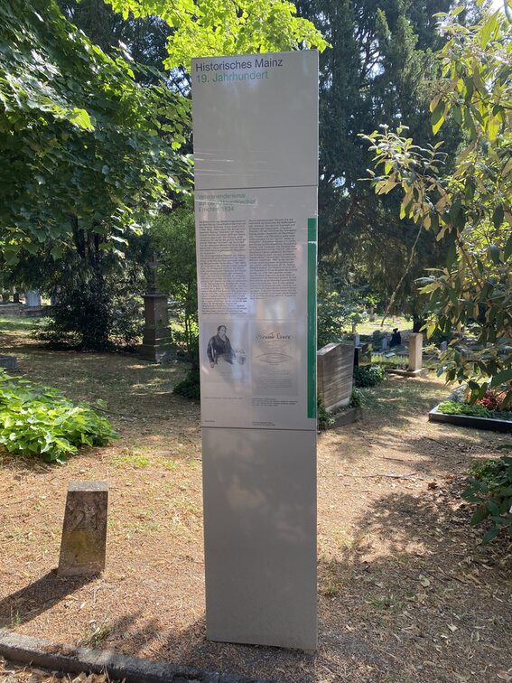 "Histrisches Mainz"-Stele auf dem Hauptfriedhof Mainz