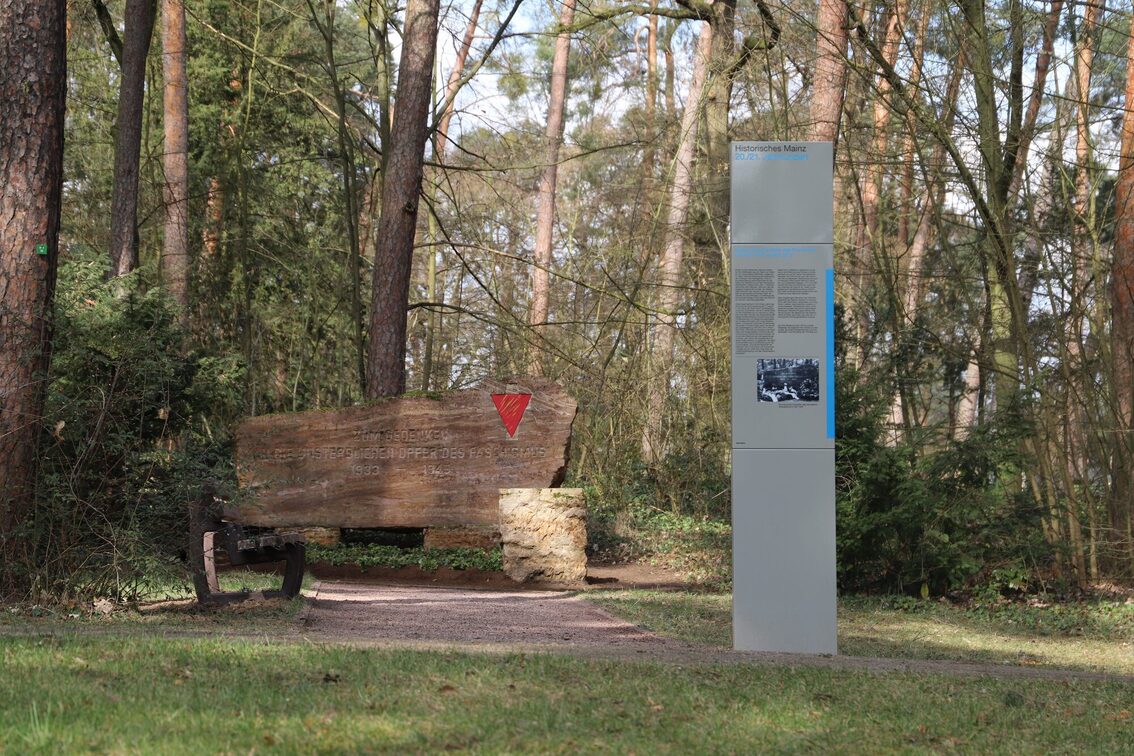 "Historisches Mainz"-Stele am Mahnmal für die Opfer des Faschismus auf dem Waldfriedhof Mombach