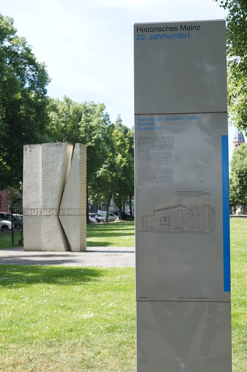 "Historisches Mainz"-Stele vor dem Mahnmal der Deutschen Einheit am Fischtorplatz