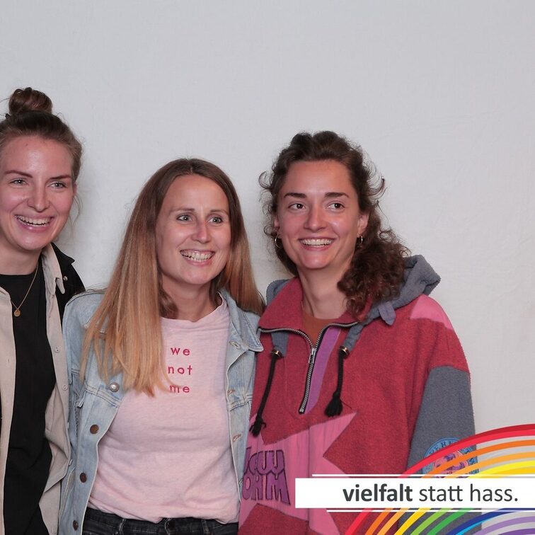 Menschen zeigen ihr Gesicht für Vielfalt statt Hass.