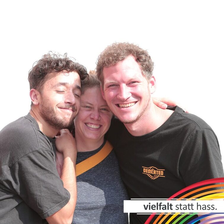 Menschen zeigen ihr Gesicht für Vielfalt statt Hass.
