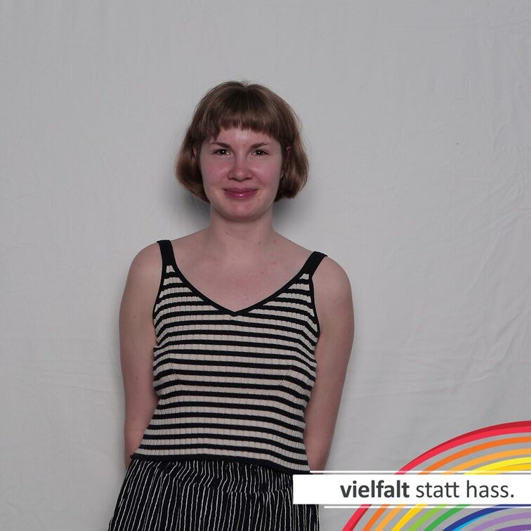 Menschen zeigen ihr Gesicht für Vielfalt statt Hass.