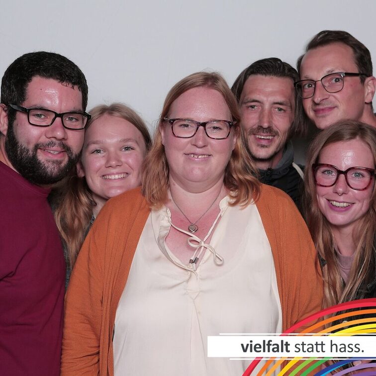Menschen zeigen ihr Gesicht für Vielfalt statt Hass.