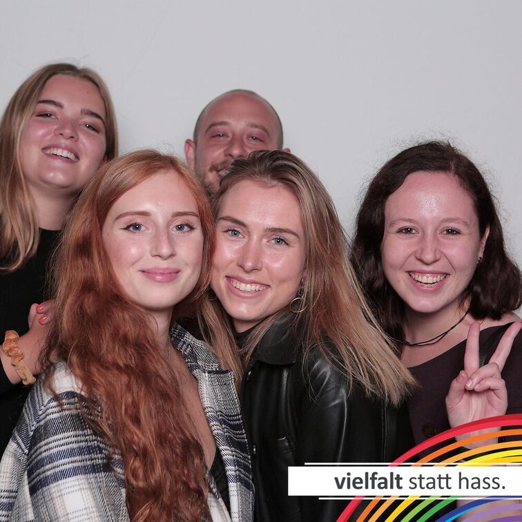 Menschen zeigen ihr Gesicht für Vielfalt statt Hass.