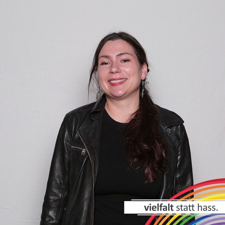 Menschen zeigen ihr Gesicht für Vielfalt statt Hass.