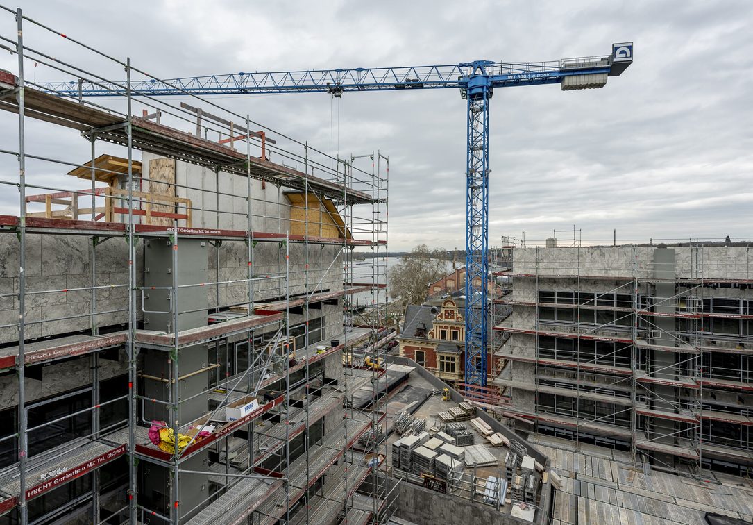 Des échafaudages et une grue sur les façades de l'hôtel de ville