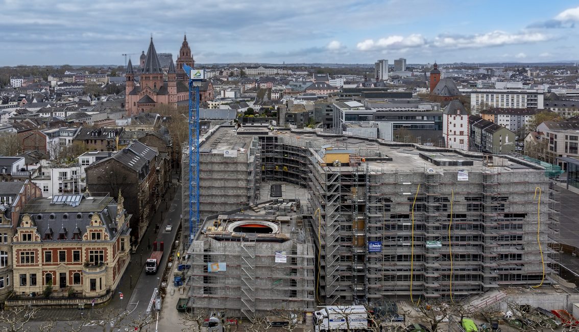 Vue par drone de l'hôtel de ville avec la cathédrale en arrière-plan