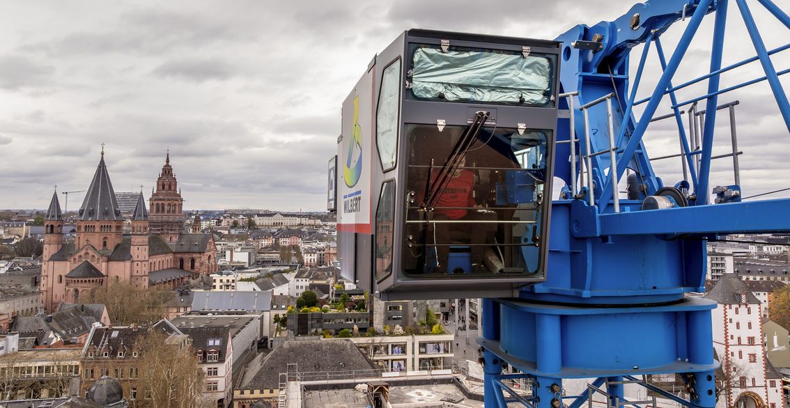 Le grutier à une hauteur imposante