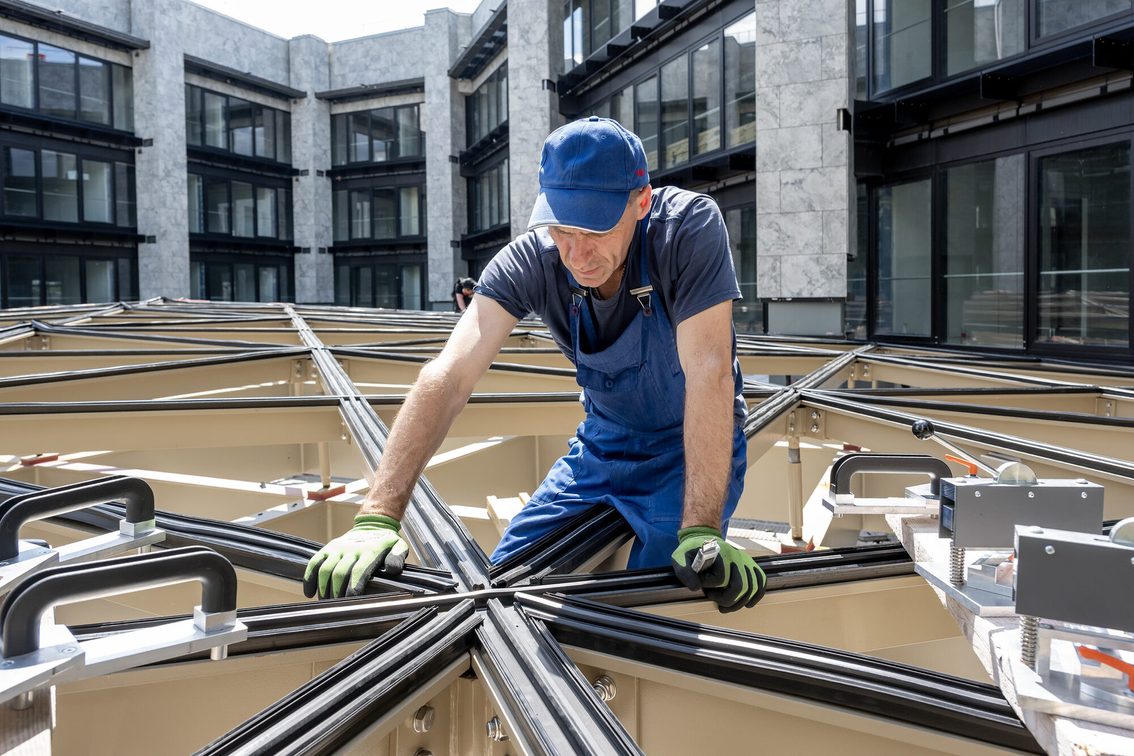 Un homme participe aux travaux de rénovation de la mairie