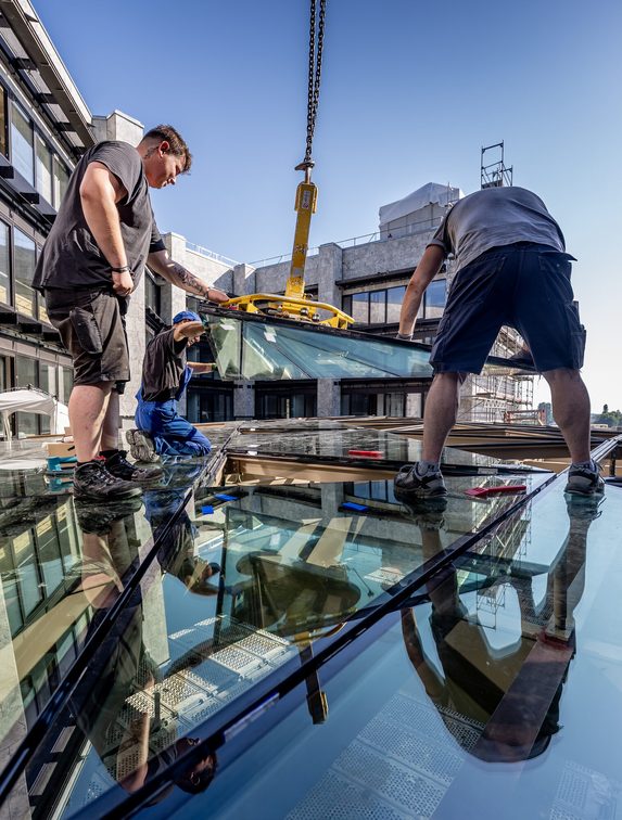 Plusieurs hommes travaillent à la rénovation de la mairie
